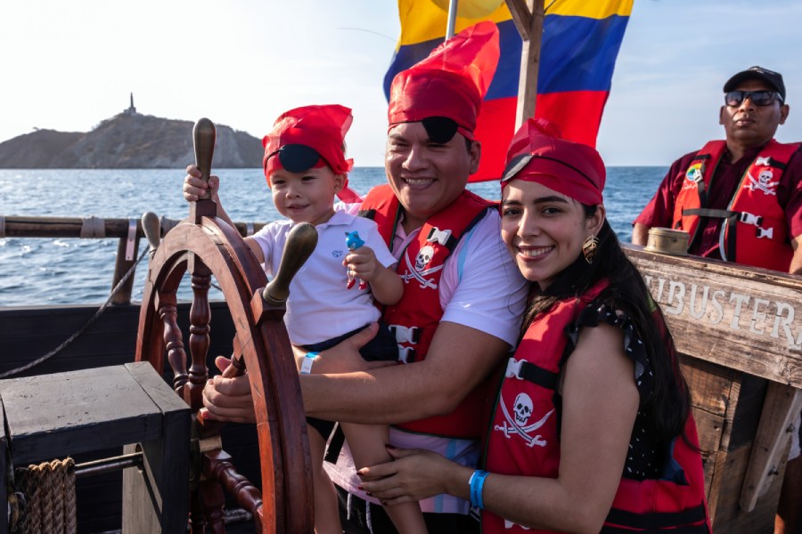 Familia: papá, mamá e hijo disfrutando del barco pirata de Visit Santa Marta